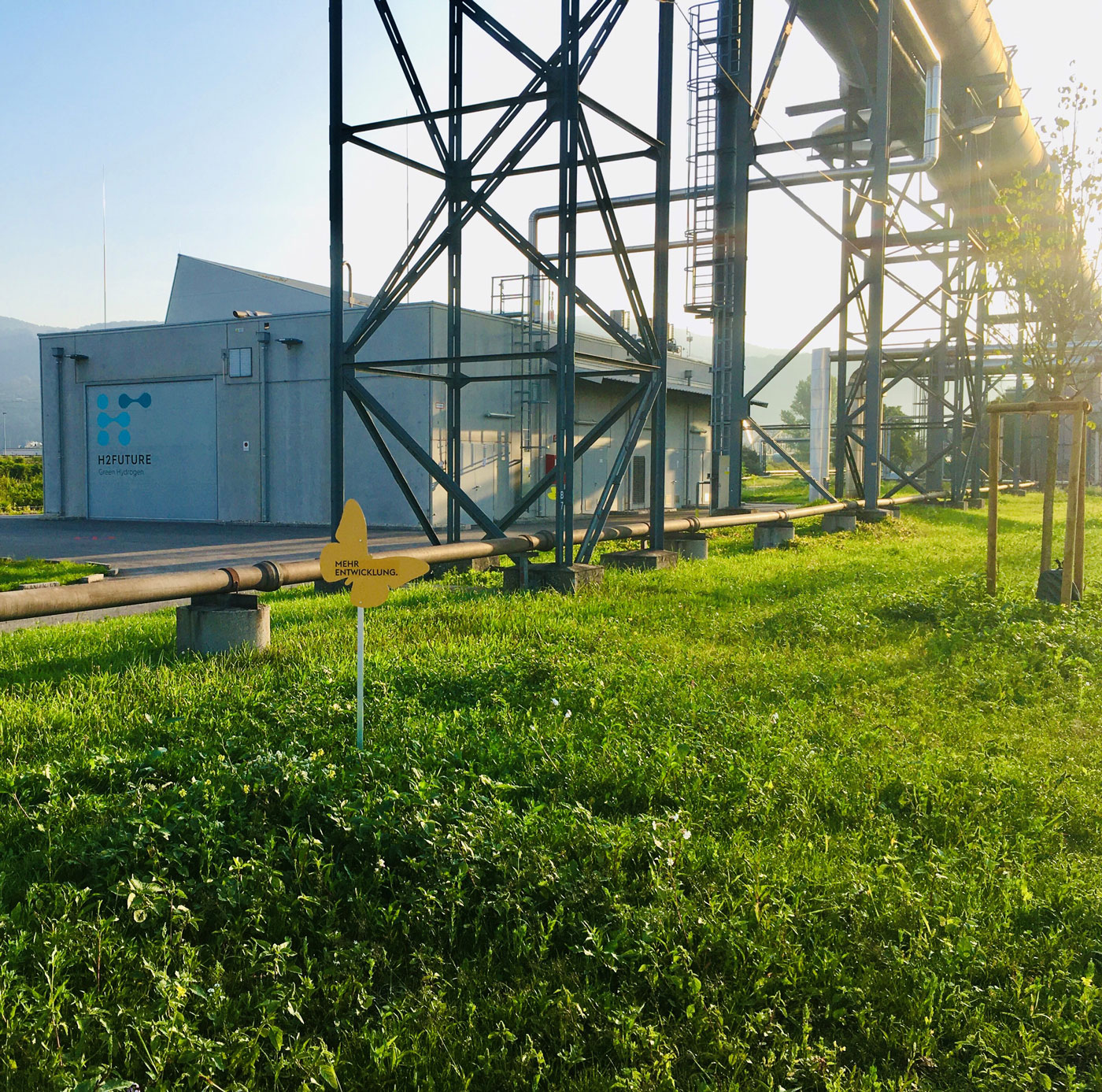 voestalpine H2future Gebäude, im Vordergrund grüne Wiese