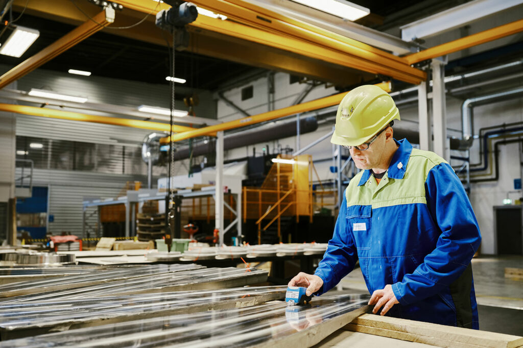 Mitarbeiter der voestalpine für Leichtbau in der Luftfahrt bei der Arbeit im Werk