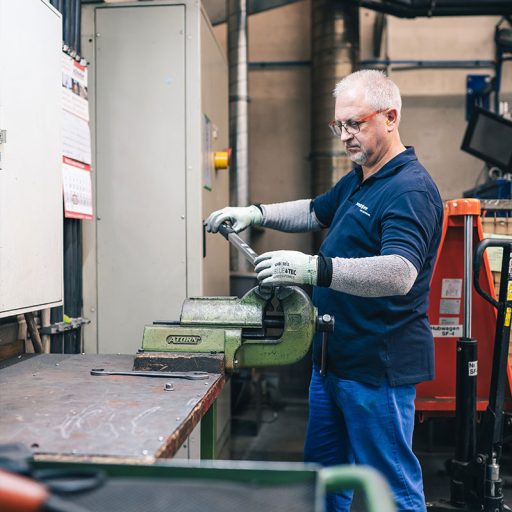 Bernd bei seiner Arbeit an einem Schraubstock