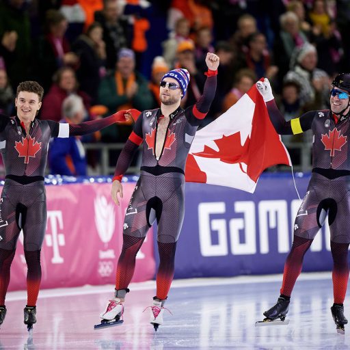 Christopher Fiola, Laurent Dubreuil und Antoine Gélinas-Beaulieu feiern ihren Sieg im Team Sprint