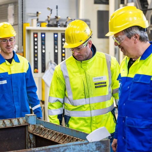 Lothar, Thomas und Sebastian mit Schutzkleidung, drei Generationen Mitarbeiter von BÖHLER Aerospace