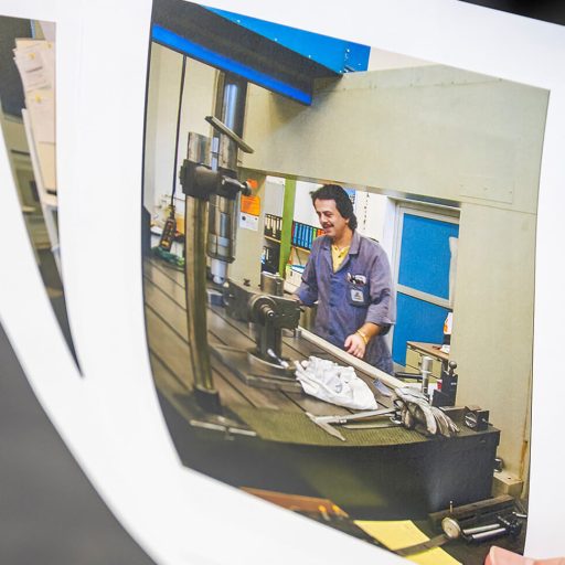 Lothar im blauen Mantel auf einem alten Foto bei der Fertigung an eine Werkbank