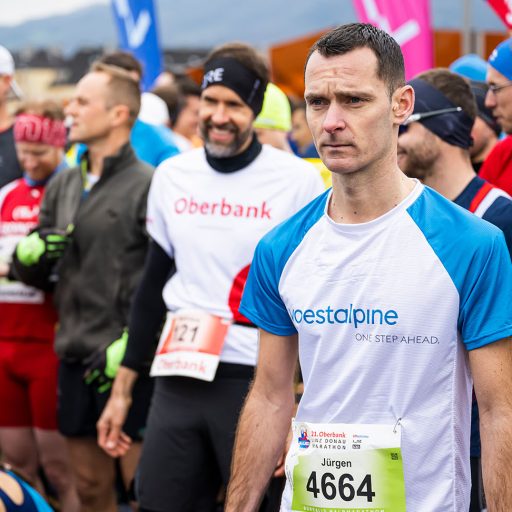 Mitarbeiter der voestalpine unter anderen Läufern am Linz Marathon