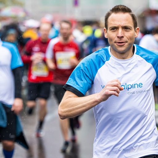 Nahaufnahme voestalpine Mitarbeiter am Linzmarathon