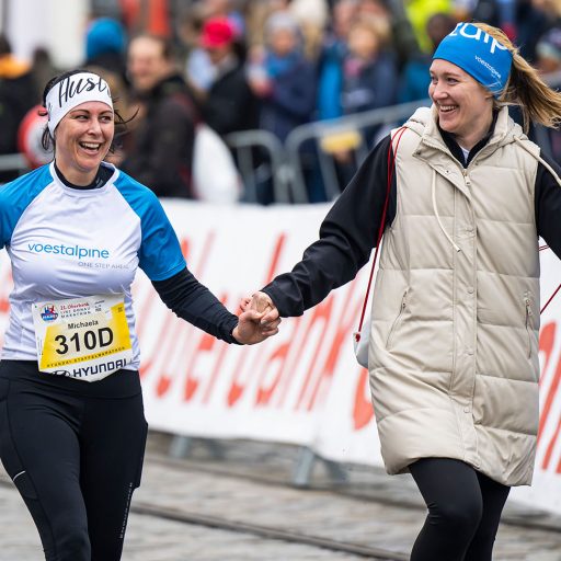 Gemeinsamer Zielanlauf mit einer Marathonläuferin der voestalpine