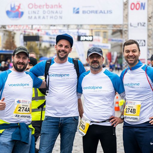 gruppenfoto von Läufern der voestalpine nach absolviertem Linzmarathons