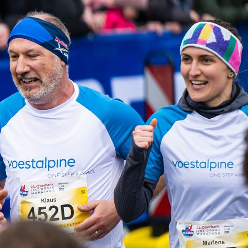 Mitarbeiterin und MItarbeiter beim Zieleinlauf am Linzmarathon