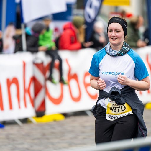 voestalpine Mitarbeiterin beim Zieleinlauf am Linzmarathon