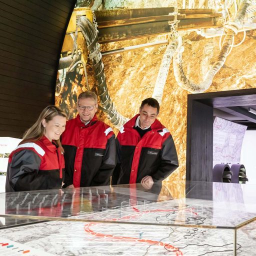 Mitarbeiter am Modell des Semmering Basistunnels in einem Schaukasten