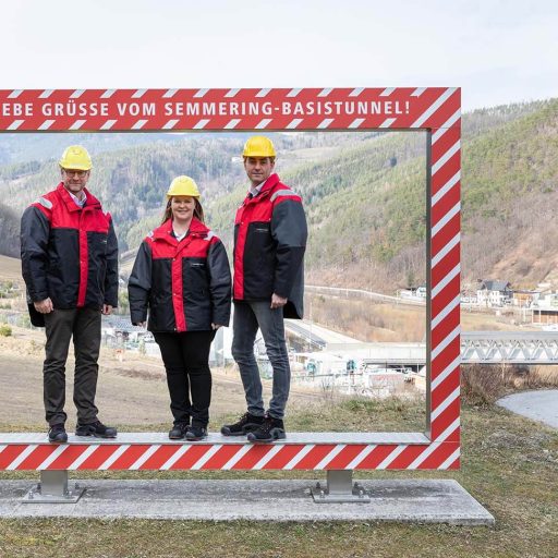 Gruppenfoto im Fotobilderrahmen mit der Überschrift Liebe Grüße vom Semmering Basistunnel - Kurt N, Alexandra Z., Holger R.