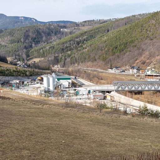 Fernaufnahme mit Brücke und Silos am Semmering Basistunnel