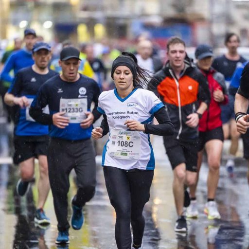 voestalpine runner between other runners at the Bruckner Business Run