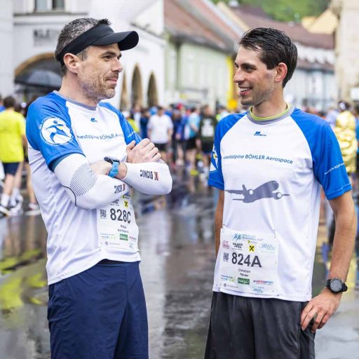 zwei Läufer der voestalpine unterhalten sich nach dem Lauf in Bruch and er Mur