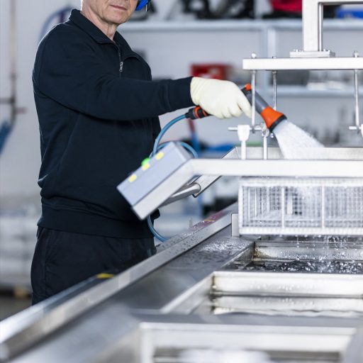 Harald, Operator in der Beschichtung bei voestalpine eifeler Vacotec bei seiner Arbeit