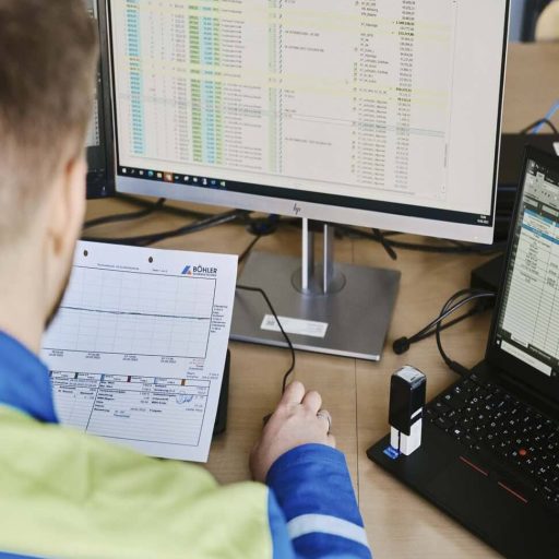 voestalpine employee Thomas at work at his desk