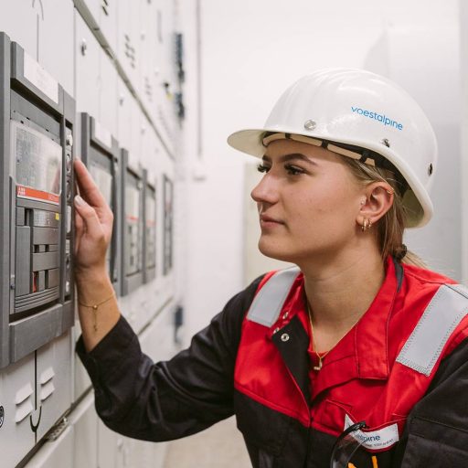 Ferialpraktikantin bedient ein Panel an Schließfächetn im voestalpine Werk