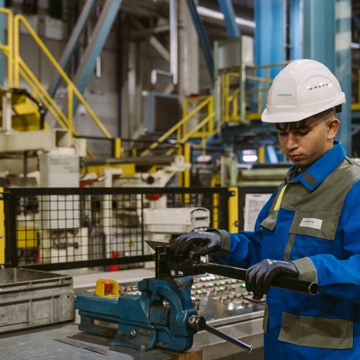 Ferialpraktikant bearbeitet ein Stahlrohr im der voestalpine Werkshalle