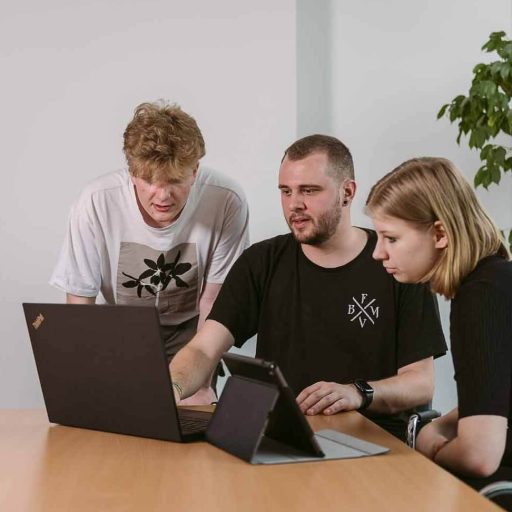 Julian bei der Ausbildung von Lehrlingen mit PC und Tablet