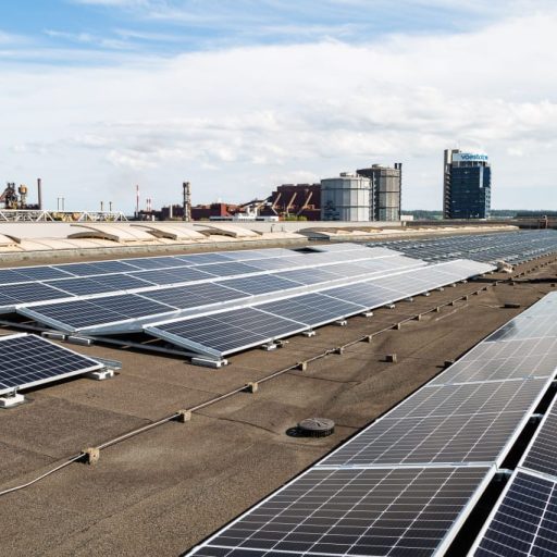 Detailaufnahme der Photovoltaik Anlage in der voestalpine Linz