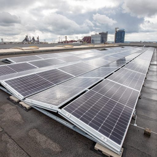 Detailaufnahme der Photovoltaik Anlage in der voestalpine Linz