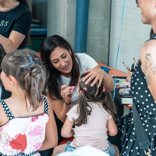 ein Kind wird geschminkt beim Sommerfest in Dettingen