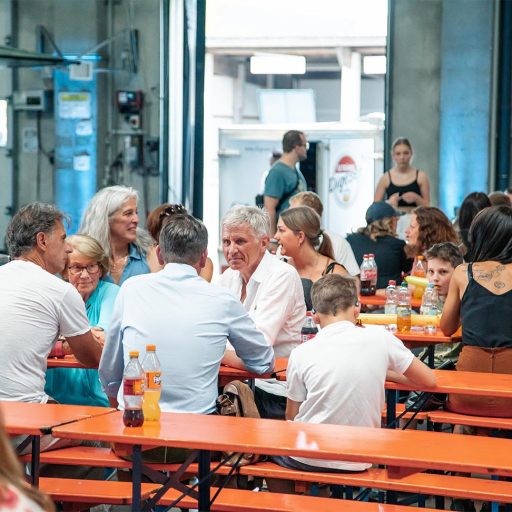 Detailaufnahme der zahlreichen Besucher des Sommerfestes im Werk Dettingen