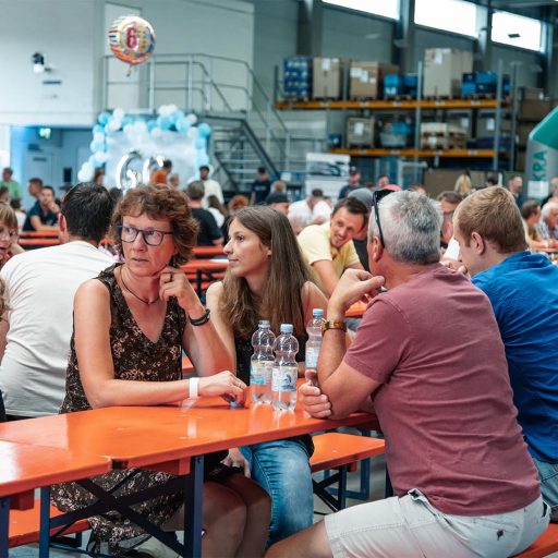 Detailaufnahme der zahlreichen Besucher des Sommerfestes im Werk Dettingen