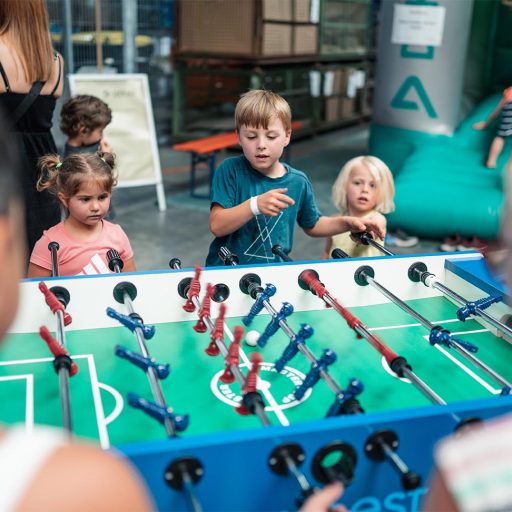 Kinder spielen am Tischfußballtisch