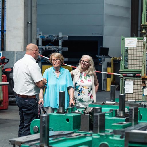 Gespräche mit Besucher des Sommerfestes in Dettingen in der Werkshalle