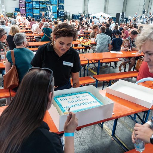 Torte mit Aufschrift 60 Jahre Jubiläum voestalpine beim Sommerfest in Dettingen