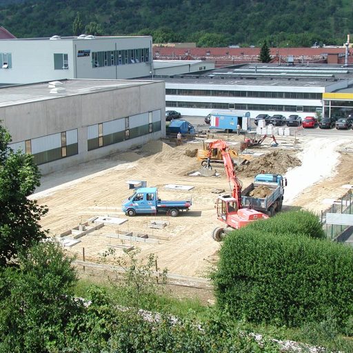 Lufaufnahme der Baustelle des Erweiterungsbaues mit Baggern und Kipplaster