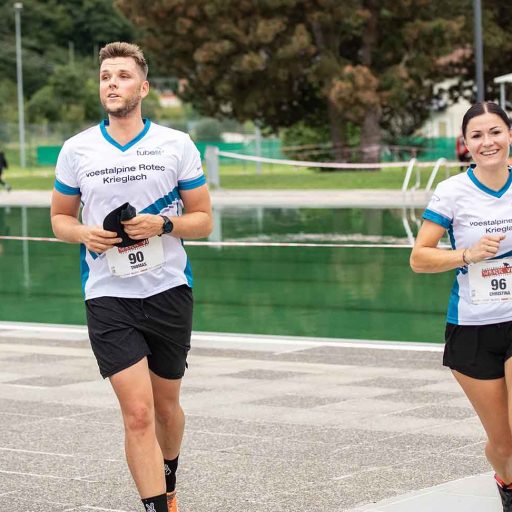 eine Mitarbeiterin und ein Mitarbeiter der voestalpine Rotec Kriglach beim Lauf in Kapfenberg