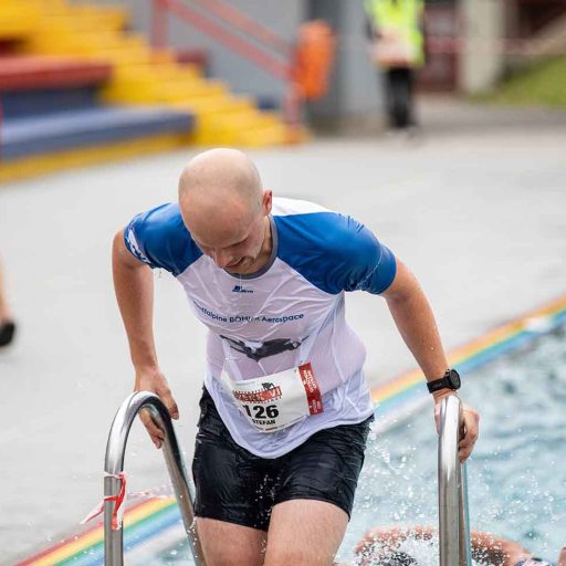 voestalpine Böhler Mitarbeiter steigt aus dem Schwimmbecken