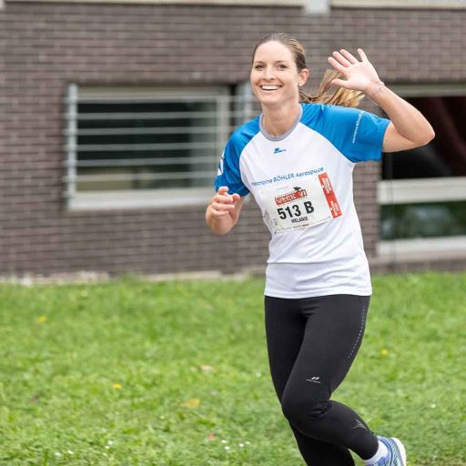 voestalpine Mitarbeiterin winkt während des Laufes in Kapfenberg