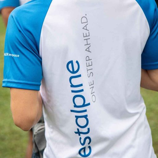 Laufshirt in Nahaufnahme von hinten mit der Aufschrift voestalpine one step ahead