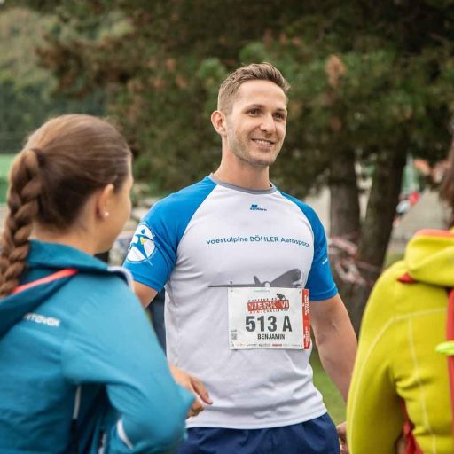 Läufer mit Laufshirt der voestalpine beim Lauf in Kapfenberg