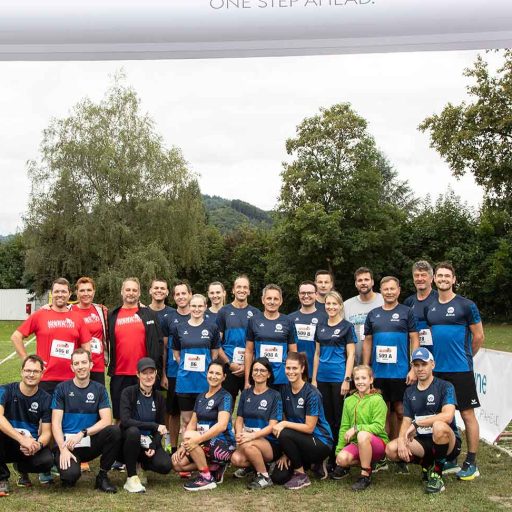 Gruppenfoto voestalpine Läuferinnen und Läufer in Kapfenberg am Zieleinlauf