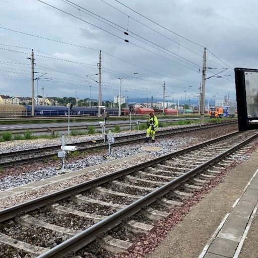 an Stangen montierte Überwachungsmöglichkeiten an Zuggeleisen