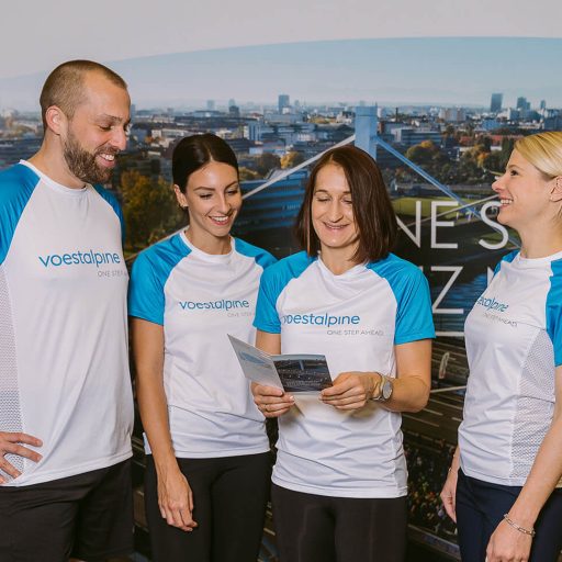 Gruppenfoto von vier Läuferinnen und Läufern der voestalpine